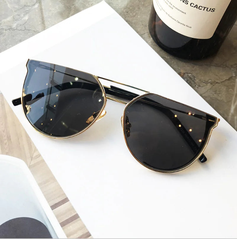 Sunglasses with Semi-Framed Edge Design